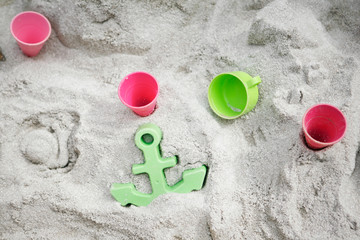 Sandspielzeug in Sand
