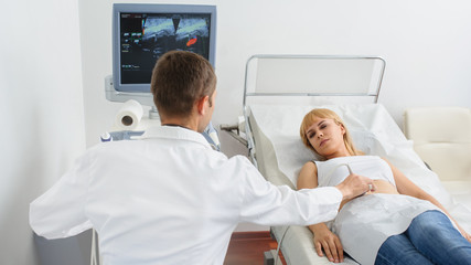 Obraz premium The pregnant lady pacient at ultrasonography examination