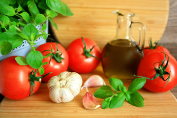 Pomidory, oliwa, czosnek, bazylia, zioła w doniczce © Monika