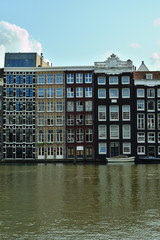 Zabytkowe kamienice nad kanałkiem w Amsterdamie.