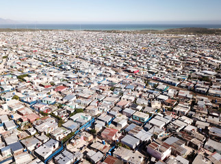 Obraz premium Widok z lotu ptaka na miasteczko w pobliżu Kapsztadu w RPA