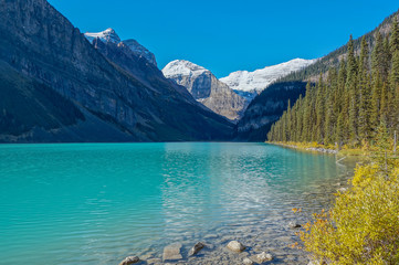 Fototapeta na wymiar Banff Lake