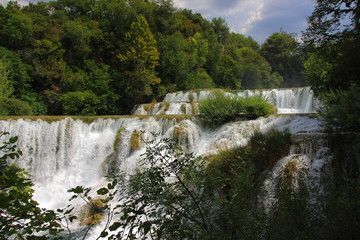 Obraz premium Wodospad Skradinski Buk w Parku Narodowym Krka w Chorwacji.