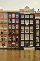Zabytkowe kamienice nad kanałem w Amsterdamie. © W Korczewski