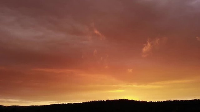 mouvement lent de nuage sur un fond decoucher de soleil intense 