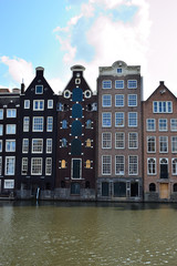 Zabytkowe kamienice nad kanałem w Amsterdamie. © W Korczewski