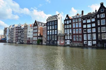 Zabytkowe kamienice nad kanałem w Amsterdamie. © W Korczewski