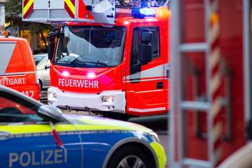 Feuerwehrfahrzeug und Polizei am Unfallort