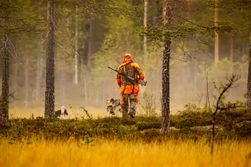  Jager en jachthonden jagen in de wildernis © RobertNyholm
