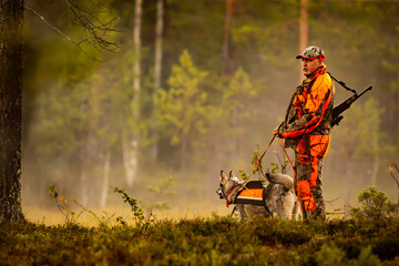 Jäger und Jagdhunde auf der Jagd in der Wildnis