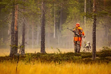 Fotobehang Jacht Jager en jachthonden jagen in de wildernis
