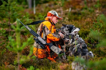 Photo sur Aluminium Chasser Hunter and hunting dogs chasing in the wilderness