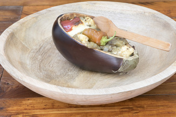 Berenjenas rellenas con queso y vegetales, asadas en el horno