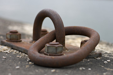 Naklejka na ściany i meble an old rusty mooring ring