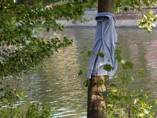 "Party victim": Shirt tied to a tree. Berlin-Kreuzberg, on the Landwehr Canal. August 14, 2013