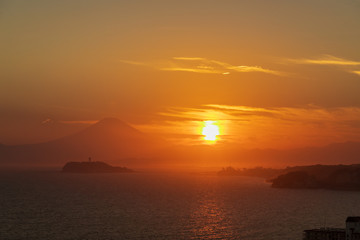 逗子の高台から夕日が沈む富士山