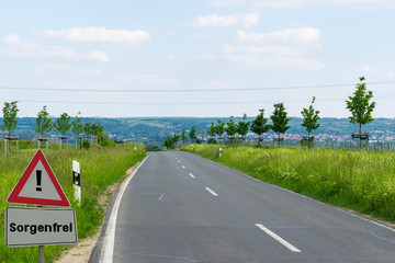 Symbolfoto Landstraße Sorgenfrei