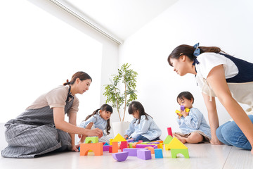 ブロックで遊ぶ子どもと先生