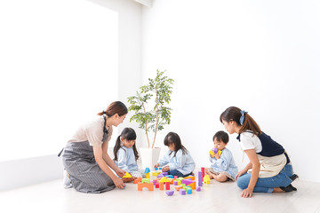 ブロックで遊ぶ子どもと先生