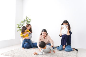 お母さんと子どもたち・仲良し