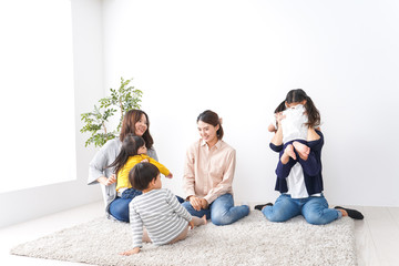 お母さんと子どもたち・仲良し