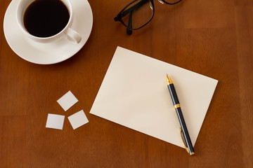 手紙を書くイメージ　封筒　ペン　コーヒー