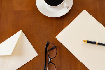 手紙を書くイメージ　便箋　封筒　ペン　コーヒー