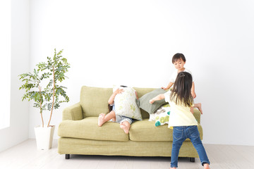 笑顔で遊ぶ子ども