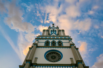 Torre da Igreja Santa Otília, com belo céu azul ao fundo, em Orleans - Santa Catarina