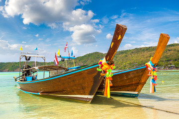 Fototapeta na wymiar Traditional thai boat on Phi Phi Don