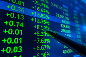 Obraz premium Stock market graph analysis. Stock market data on LED display on laptop screen for finance and economic. Business graph background.