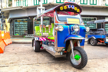 Obraz premium Tradycyjna taksówka tuk-tuk w Bangkoku