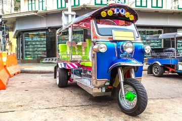 Zelfklevend Fotobehang Traditionele taxi-tuk-tuk in Bangkok © Sergii Figurnyi