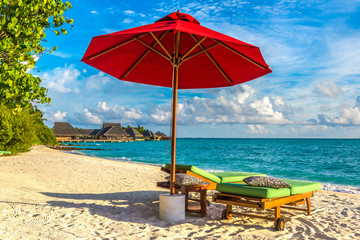 Obraz na płótnie Canvas Sunbed and umbrella in the Maldives