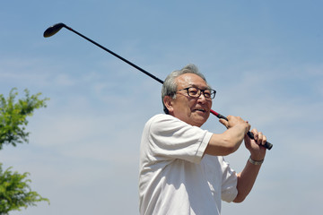 ゴルフを楽しむシニア男性
