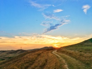 tramonto sulla strada di campagna in collina