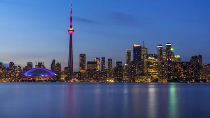 Foto op Plexiglas Long exposure of Toronto, Ontario - Canada. Bright sky with a smooth water surface. Beautiful city lights seen from the Toronto Island. © Daniel Avram