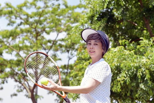 テニスを楽しむシニア女性