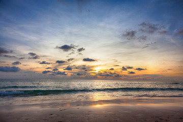 Fototapeta na wymiar Beautiful sunrise in the Ocean
