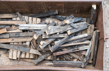 Bauschutt, altes Holz im Container
