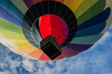 Ein abhebender Ballon mit winkender Person