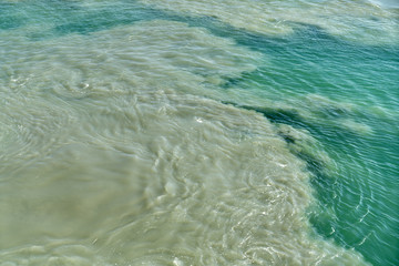 Macchia di fango sull'acqua