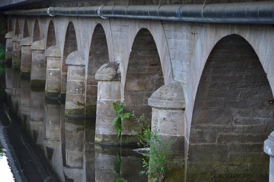Les reflets du pont, pont qui enjambe la rivière Ognon dans le petit village Les Aynans en Franche-Comté, Haute-Saône, France © Céline
