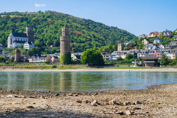 Oberwesel am Rhein bei Niedrigwasser
