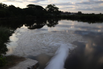 Tourbillon d'eau , ouverture d'écluse , domaine de certes , bassin arcachon