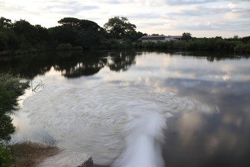 Tourbillon d'eau , ouverture d'écluse , domaine de certes , bassin arcachon
