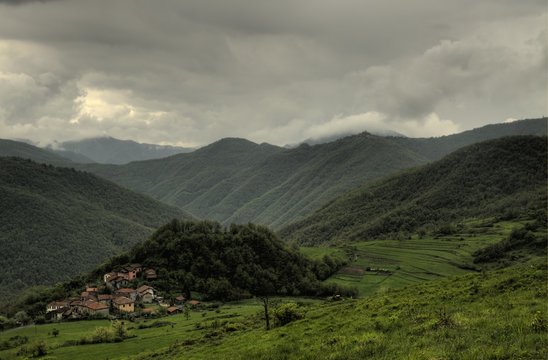 Monta&ntilde;a en verano con cielo nublado