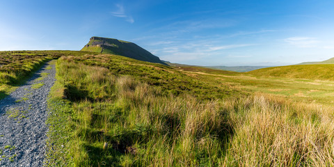 Fototapeta premium Yorkshire Dales landscape on the Pennine Way between Halton Gill and Horton in Ribblesdale with the Pen-Y-Ghent in the background, North Yorkshire, England, UK