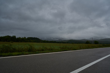 Straße in wolkiger Landschaft