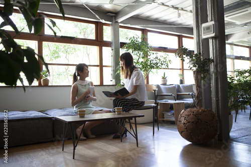 落ち着いた雰囲気の職場で会議をする女性たち Wall Mural Monet